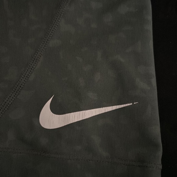 Nike Pros - Picture 2 of 3